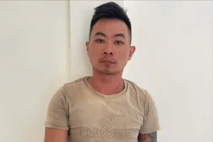 Khởi tố kẻ phục sẵn ở nhà vệ sinh, kề dao cướp tiền nữ gia chủ