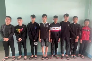 8 thanh thiếu niên lên mạng hẹn nhau hỗn chiến, bị công an phục sẵn đuổi bắt