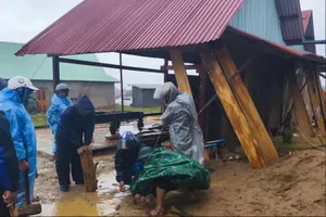 30 nhà dân miền núi Đà Nẵng tốc mái sau trận mưa to, gió lớn