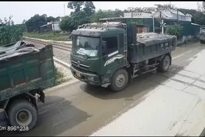 Xe tải dừng đỗ ngay tại vị trí cắt ngang đường sắt và đường bộ bị xử phạt