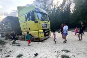 Tài xế người Lào lái xe chở quặng lạc ra biển, người dân xúm vào giải cứu