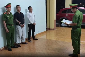 Thanh niên dí súng vào đầu chủ quán bi da dọa 'bắn bể đầu'