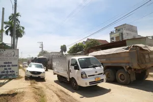 Quốc lộ 14E nắng bụi, mưa lầy, người dân than khổ