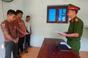 Đôi nam nữ bị một nhóm người bắt lên ô tô chở đi, ép đưa 27 triệu