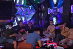 Bay lắc xuyên đêm trong quán karaoke, 6 người bị tạm giữ