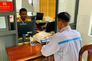 Thanh niên chạy xe máy lạng lách, đánh võng trên đường bị phạt 9 triệu đồng