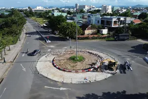 Sửa lại cái bùng binh khiến nhiều người người gặp tai nạn ở Đà Nẵng
