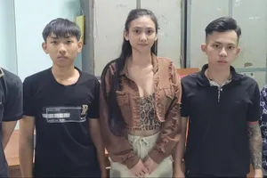 Nữ quái ở Đà Nẵng cầm đầu nhóm côn đồ đến phòng trọ chém người 