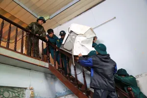 Đà Nẵng: Gõ cửa từng nhà, giúp người dân kê cao đồ đạc trước giờ bão số 12 đổ bộ