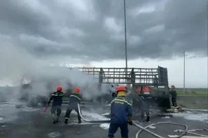 Xe tải cháy trơ khung trên cao tốc Đà Nẵng - Quảng Ngãi