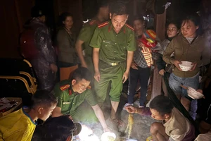 Bữa tối ấm áp của 200 người dân sơ tán đến trụ sở công an xã