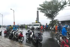 Người phụ nữ đi xe máy bị gió cuốn mất tay lái, rơi xuống vực tử vong