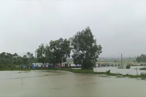 1 người đi thả lưới mất tích, sạt lở chia cắt đường miền núi Đà Nẵng