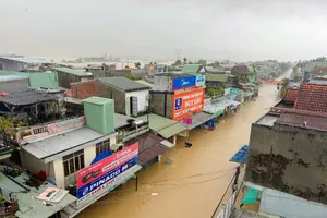 Biển nước bủa vây vùng rốn lũ Đà Nẵng, người dân đưa ô tô lên cầu trú ẩn