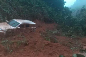 Ô tô 7 chỗ bị sạt lở vùi lấp trên đường Hồ Chí Minh, 2 người thoát nạn