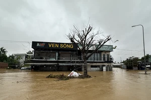 Lũ đặc biệt lớn đang duy trì trên các sông ở Huế, Đà Nẵng, Quảng Ngãi