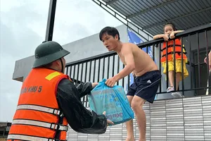 Đà Nẵng chi 200 tỉ đồng từ nguồn ngân sách để trực tiếp hỗ trợ người dân bị lũ lụt