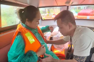 Sản phụ chuyển dạ giữa tâm ngập: 'Cảm ơn đã đến với mẹ con em'