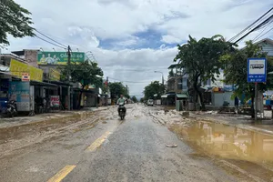 Trời miền Trung bắt đầu có nắng, lũ rút dần