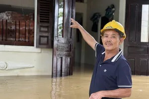 'Nước lên gần tới gác, tôi đã mở cửa sổ, lỡ có chuyện thì bò ra kêu hàng xóm'