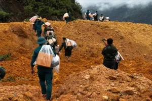 Bộ đội, công an, dân quân vượt đường núi cõng lương thực tiếp tế người dân bị cô lập
