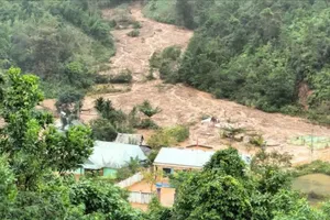 Sạt lở ập xuống ngôi làng, rất may 40 người đã di dời