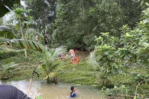 2 học sinh để xe đạp tại vực nước nguy hiểm rồi 'mất tích', hàng chục người nhốn nháo đi tìm