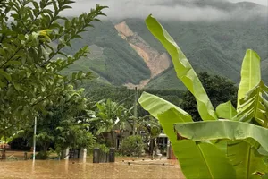 Lần đầu tiên sạt lở ở rốn lũ, vùi lấp một người dân