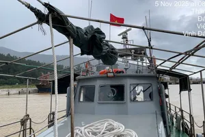 Biên phòng điều tàu vượt sóng cứu cụ bà 72 tuổi ở Cù Lao Chàm giữa bão Kalmaegi