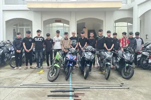 Nhóm 'quái xế' mang hung khí rượt đuổi người đi đường