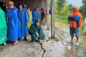 Xuất hiện vết nứt kéo dài 300 m trên núi xuyên qua nhà dân, có đoạn hở gần 1 m