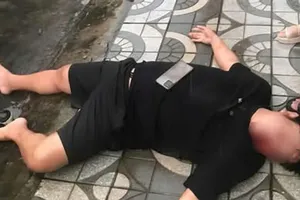 Bắt 2 người đánh tài xế xe công nghệ bất tỉnh chỉ vì lời nhắc ô tô đỗ chiếm lối đi