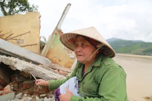 Người dân cay đắng nhìn vườn tược, đất đai bị lũ lịch sử cuốn trôi