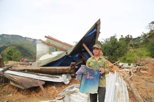 Mất nhà sau sạt lở, người dân chật vật gây dựng lại cuộc sống