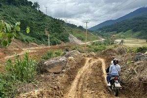 Hơn trăm ngàn m3 đất đá đổ xuống quốc lộ 14E, giao thông ách tắc