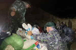 500 chiến sĩ bộ đội xuyên đêm cứu kè An Lương