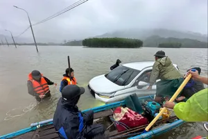 Phớt lờ cảnh báo băng qua đường ngập, 2 người đi ô tô bị lũ cuốn