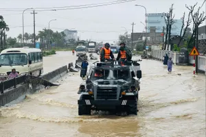 Quân khu 5 điều xe thiết giáp hỗ trợ bà con vùng lũ
