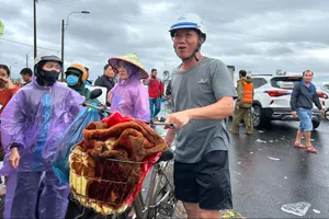 Vùng rốn lũ Hoà Thịnh: Người thân nóng ruột, nấu cơm, mang quần áo, chăn mền tiếp tế