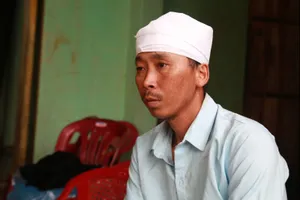 Vượt 3 chặng xe từ TP.HCM về quê Đắk Lắk tiễn cha tử nạn trong lũ