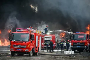 Cháy lớn kèm tiếng nổ tại bãi xe ở TP Đà Nẵng