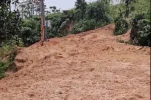 Đà Nẵng vừa mưa lớn đã sạt lở trở lại, chia cắt 1 thôn