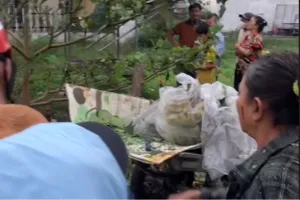 Đốt rác ven đường, bất ngờ ‘quả nổ’ phát nổ khiến đồ đạc văng tung tóe 