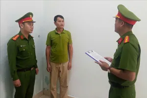 Thanh niên vác dao chém người trêu ghẹo bạn gái