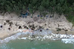 Bờ biển Hội An tan hoang, sóng nuốt chửng hàng ngàn mét đất