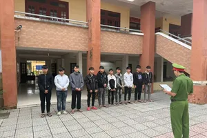 Mang hung khí tấn công nhầm người, 10 thanh niên bị khởi tố