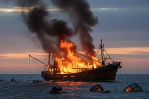 Tàu câu mực có 53 ngư dân bốc cháy trên vùng biển Trường Sa
