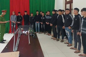 20 thanh thiếu niên mang hung khí chạy xe máy tìm người để đánh