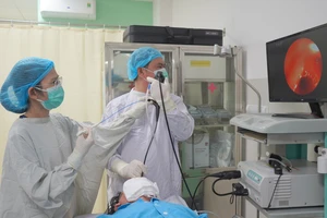 2 chiếc răng giả ở trong phổi người đàn ông 26 năm