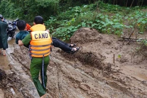 Công an và người dân cùng cứu em học sinh bị nước cuốn, đưa đi bệnh viện kịp thời. 